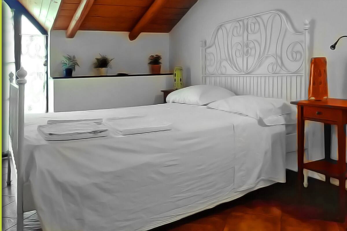Chambre Quadruple Confort | Draps italiens Frette, couette en duvet d'oie, bureau