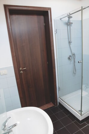 Comfort Quadruple Room | Bathroom