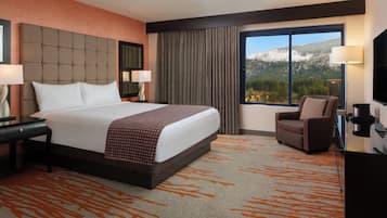 Quarto, 1 cama King | Roupas de cama premium, cofres nos quartos