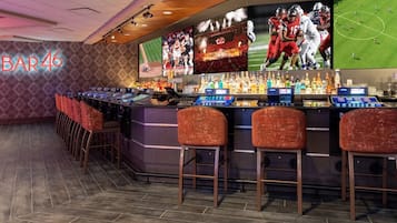 4 bares/lounges, bar de esportes