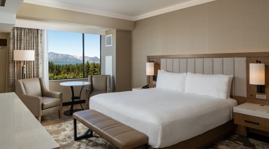 Chambre, 1 très grand lit, vue lac | Literie de qualité supérieure, coffres-forts dans les chambres