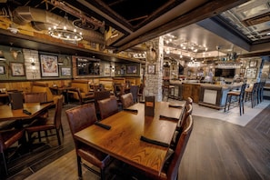 3 restaurants; breakfast, lunch, and dinner served