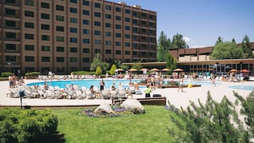 Una piscina al aire libre de temporada