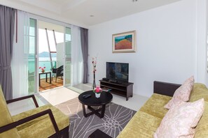 Sea-view Deluxe Double with Private Jacuzzi | Coin séjour | Télévision à écran plat de 32 pouces avec chaînes par câble