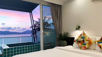 Sea-view Deluxe Double with Private Jacuzzi | Caja de seguridad en la habitación, escritorio y cortinas blackout