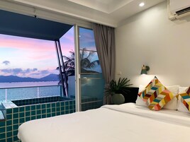 Sea-view Deluxe Double with Private Jacuzzi | 房內夾萬、書桌、遮光窗簾/窗簾、免費嬰兒床