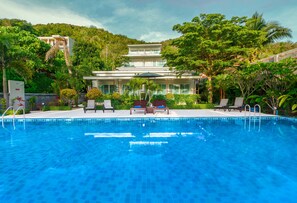 室外游泳池，池畔遮阳伞，日光浴躺椅