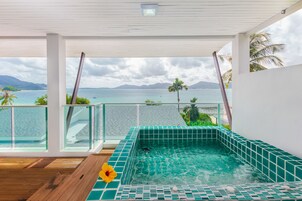Sea-view Deluxe Double with Private Jacuzzi | 房內夾萬、書桌、遮光窗簾/窗簾、免費嬰兒床