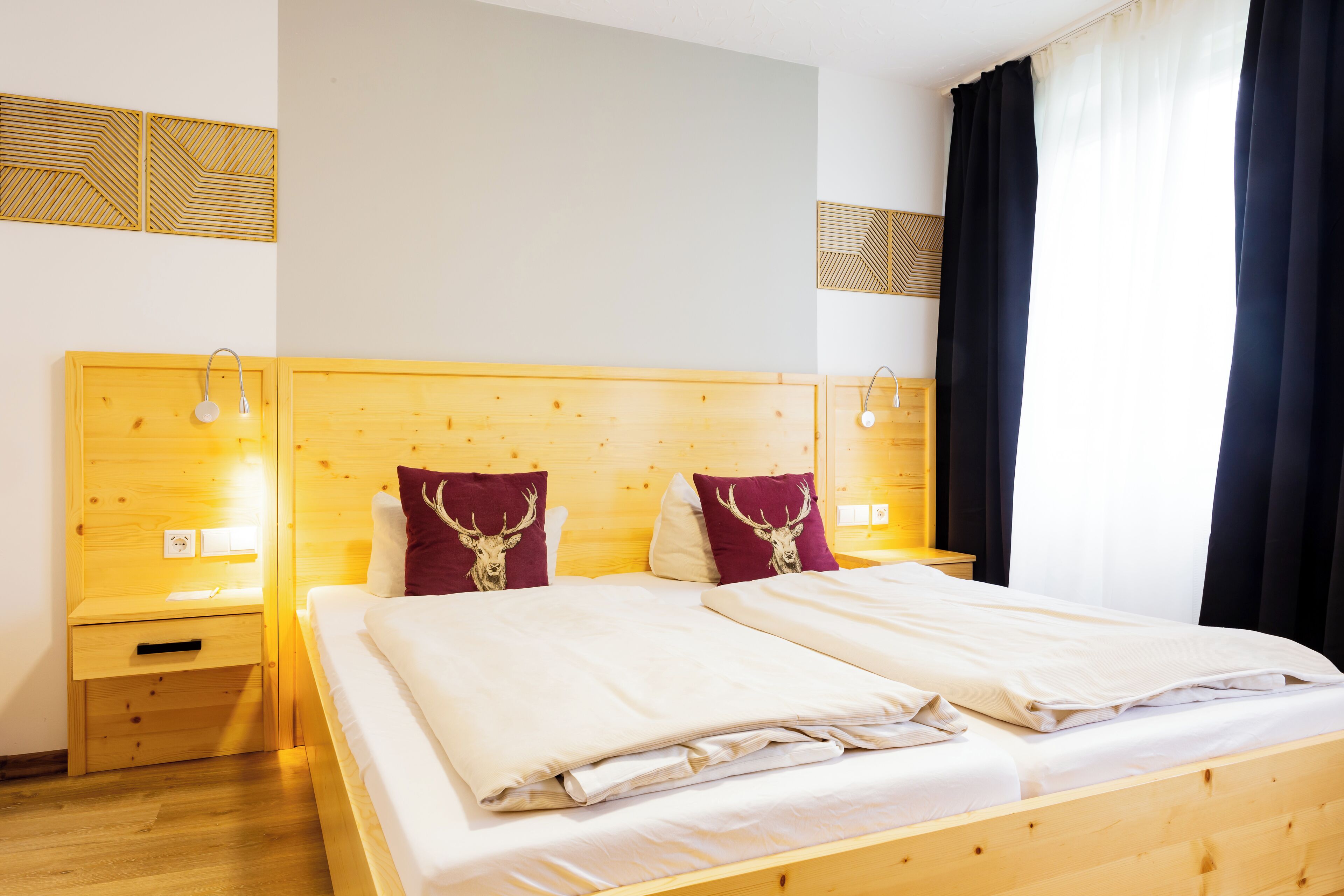 Comfort-Doppelzimmer (Sonn) | Verdunkelungsvorhänge, Babybetten, kostenloses WLAN, Bettwäsche