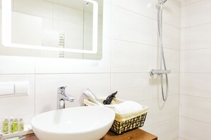 Habitación Confort doble (Sonn) | Baño | Ducha, secador de pelo, toallas y jabón
