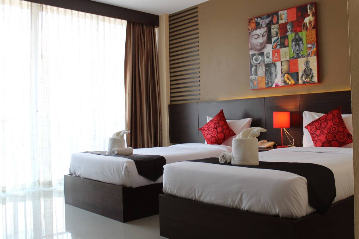 Deluxe Twin Room | Minibar, in-room safe, desk, soundproofing