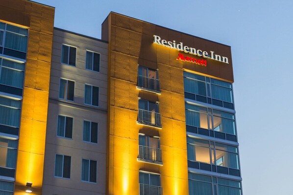 Un edificio de varios pisos con un letrero llamativo que dice "Residence Inn Marriott".