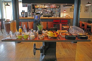 Daily buffet breakfast (EUR 10.5 per person) - Hotel Vol de Nuit (Toulouse)