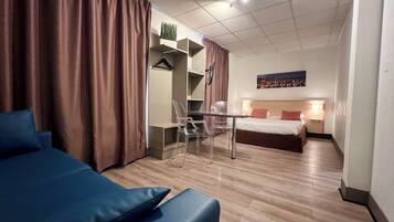 Junior suite | Hypoallergeen beddengoed, een bureau, een laptopwerkplek