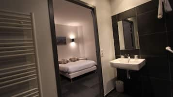 Superior Double Room with Air Conditioning | Bathroom | Shower, free toiletries, hair dryer, towels