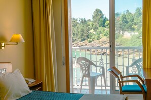 Dobbeltrom, sjøutsikt | Safe på rommet, skrivebord, barnesenger og wi-fi (inkludert)