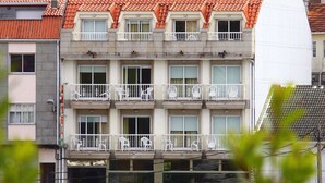 A multi-story building with balconies, a stone facade, and a red-tiled roof. - Hotel Atalaya II (Sanxenxo)