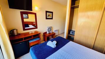 Quarto solteiro, vista para o jardim | Cofres nos quartos, escrivaninha, berços (sobretaxa), Wi-Fi de cortesia