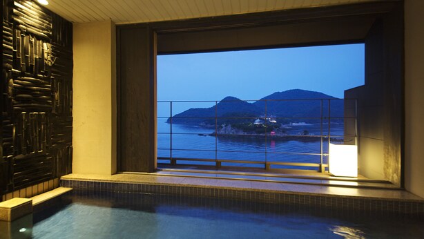 A view from a window overlooking a pool with a mountainous landscape in the background. - Migiwatei Ochi Kochi (Fukuyama)