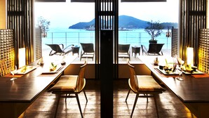 A dining area with a view of the sea and mountains. - Migiwatei Ochi Kochi (Fukuyama)