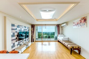 HALONA SPA(Ocean View,SPA) | Living area | LED TV