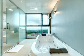 Chambre Exécutive avec lits jumeaux, 2 grands lits, non-fumeurs, vue océan | Salle de bain | Douche, sÚche-cheveux, serviettes fournies