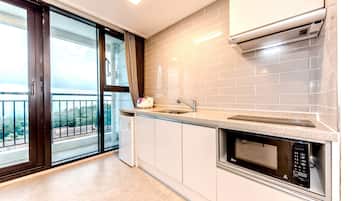 Kamar Twin Eksklusif, 2 Tempat Tidur Queen, pemandangan samudra, menghadap pantai | Dapur pribadi | Lemari es, microwave, ketel listrik, dan penanak nasi