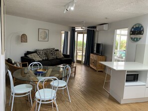 Departamento, 2 habitaciones | Área de sala de estar | Televisión de pantalla plana y reproductor de DVD 