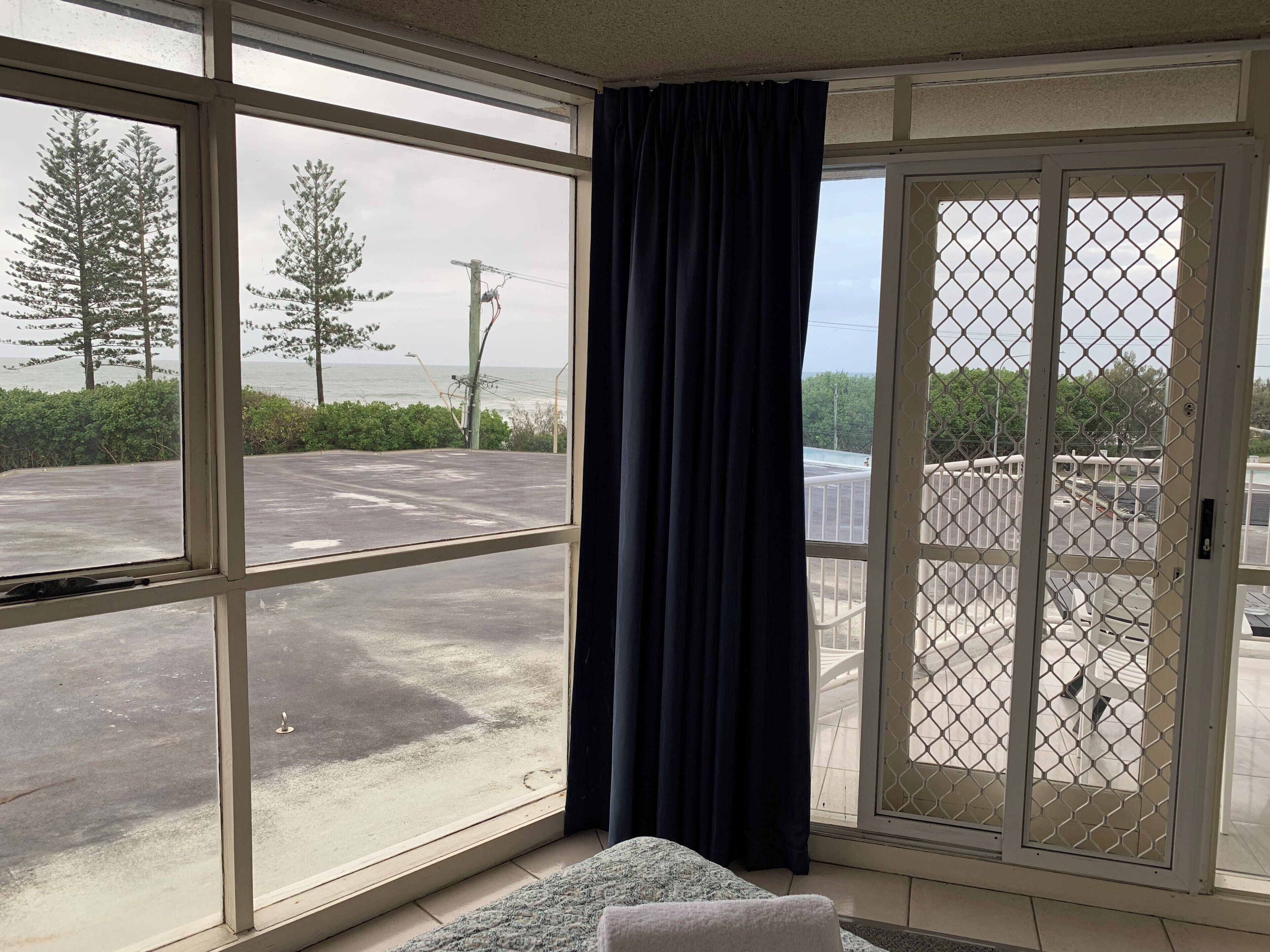 Escritorio, tabla de planchar con plancha, wifi gratis y ropa de cama 