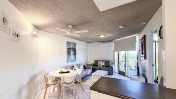 Apartamento conforto, 2 quartos | Sala de jantar