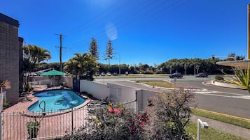 Piscina externa, espreguiçadeiras
