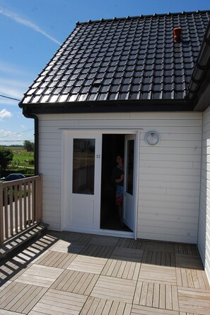 A small white building with a tiled roof and a door marked with the number 12. - Evancy Oye Plage (Oye-Plage)