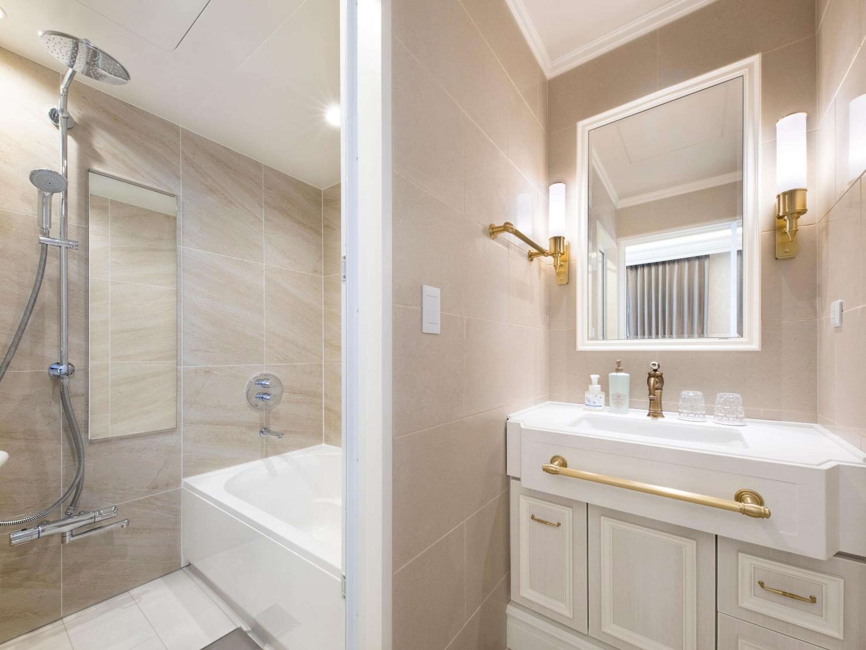 combined shower/bathtub, free toiletries, hair dryer, slippers