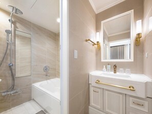 Een bad/douchecombinatie, gratis toiletartikelen, een haardroger