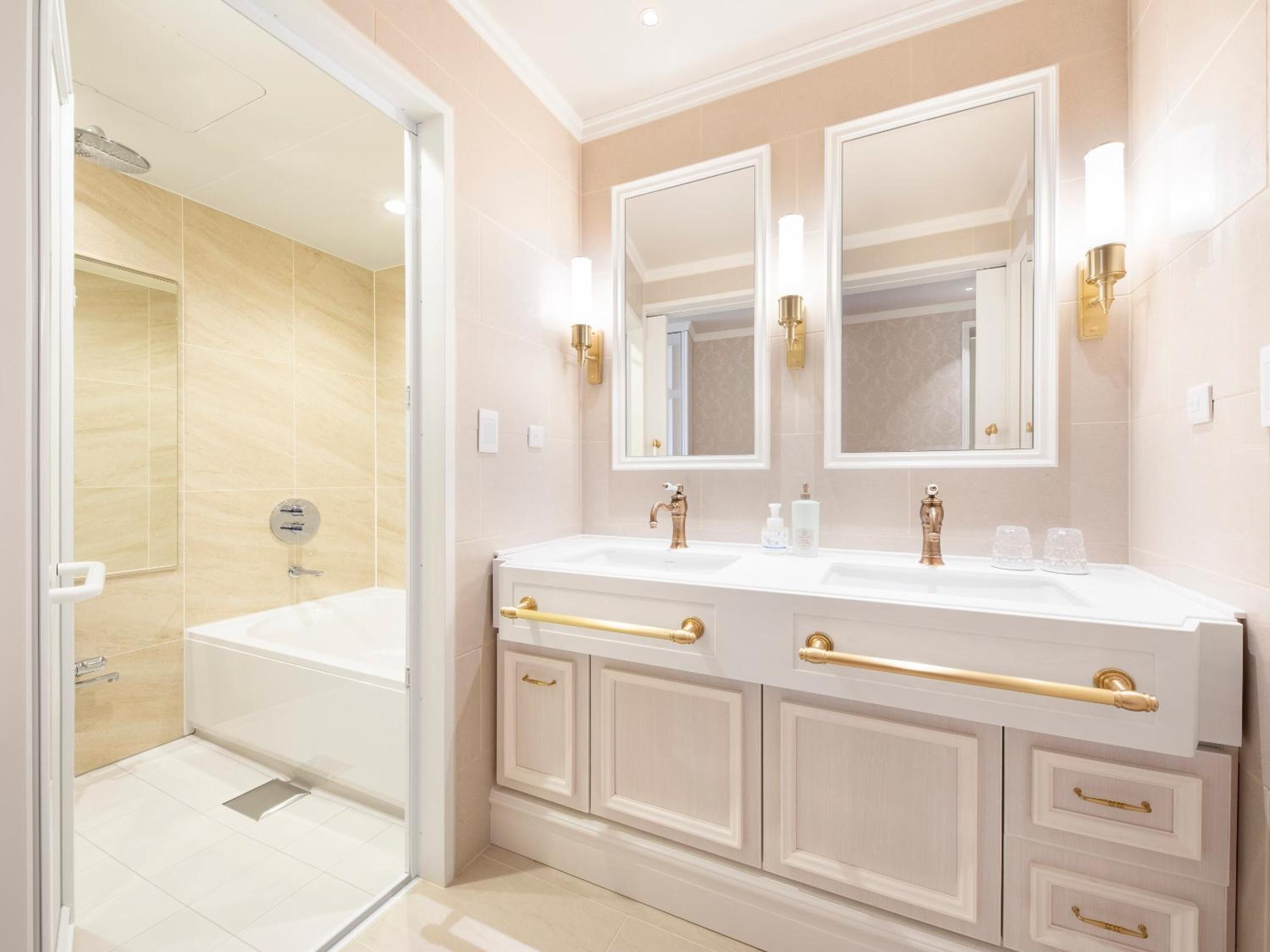 combined shower/bathtub, free toiletries, hair dryer, slippers