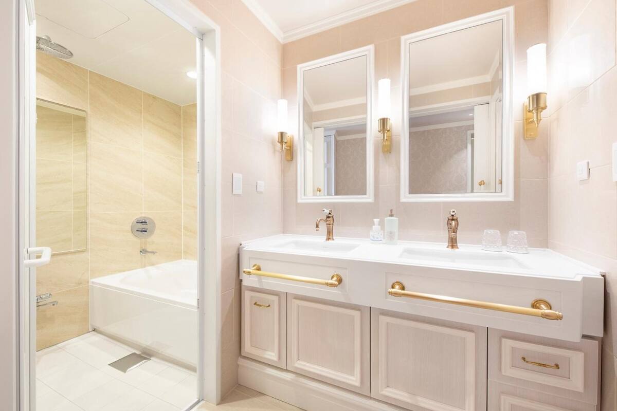 combined shower/bathtub, free toiletries, hair dryer, slippers