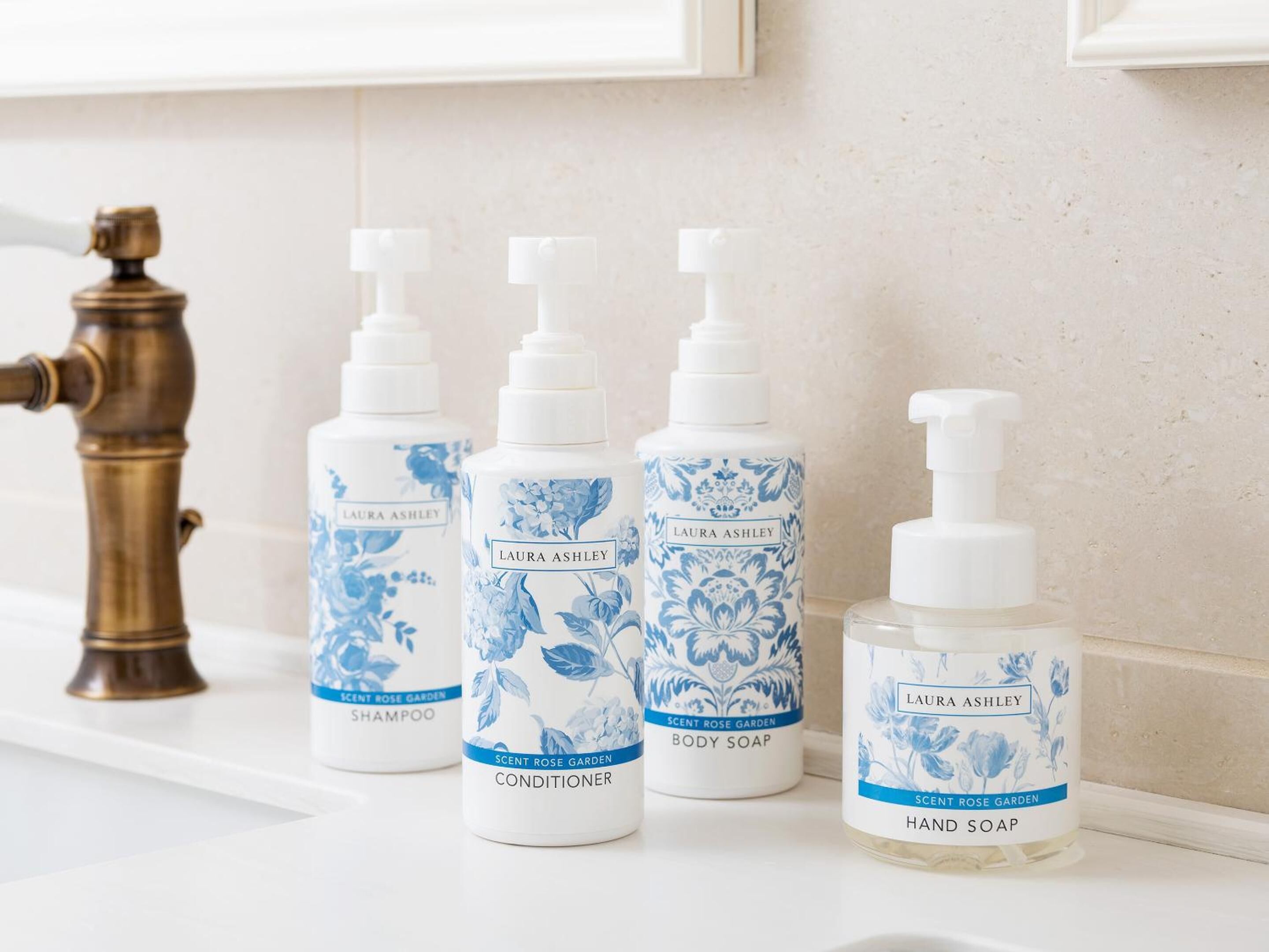 combined shower/bathtub, free toiletries, hair dryer, slippers