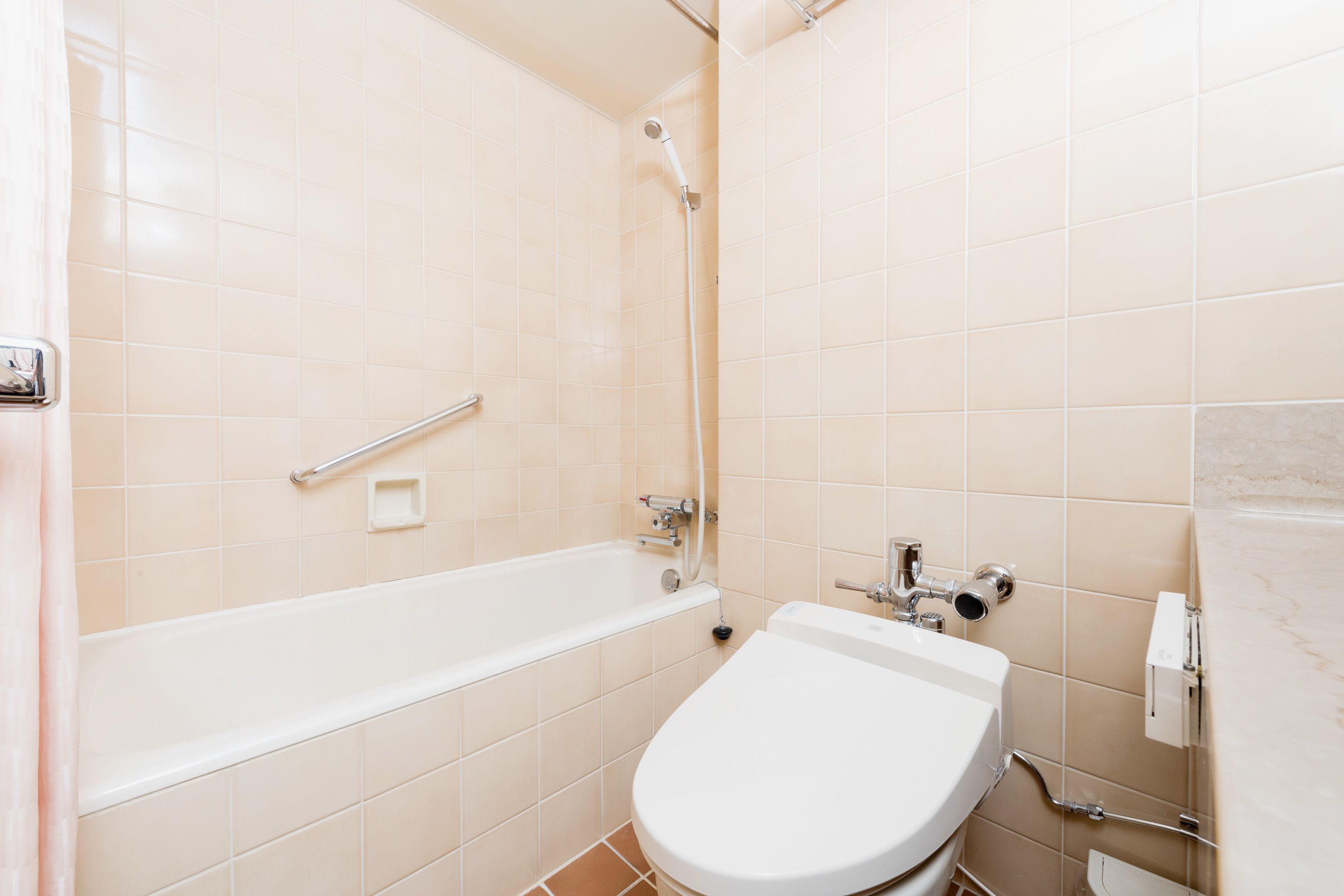 combined shower/bathtub, free toiletries, hair dryer, slippers