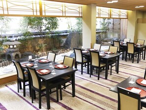 4 restaurants, breakfast, lunch, dinner served; Japanese cuisine 