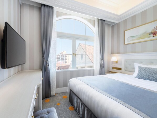 Een strijkplank/strijkijzer, gratis kabelinternet, beddengoed