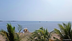 Una playa con palmeras y una vista despejada del mar.
