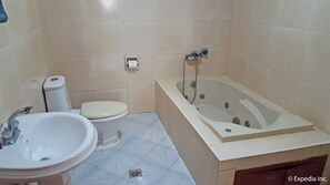 Royal-suite | Badeværelse | Bruser, gratis toiletartikler, håndklæder
