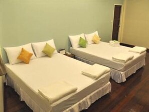 Deluxe Room | Desk, rollaway beds, free WiFi