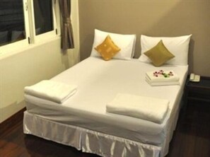 Standard Room | Desk, rollaway beds, free WiFi - Phetkasem Hotel (Phetchaburi)