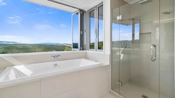 House, 3 Bedrooms | Bathroom shower