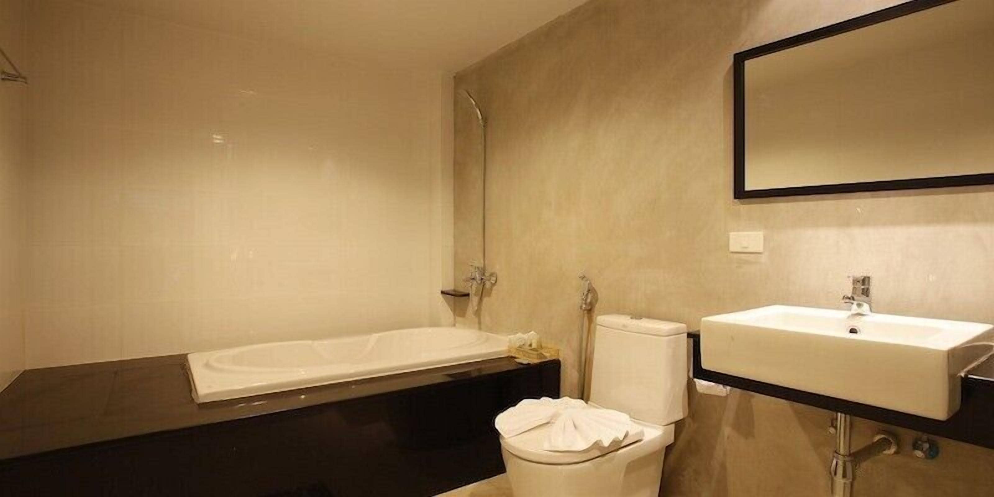 Un baño moderno con bañera, inodoro y lavamanos.