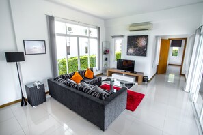 빌라, 침실 1개, 전용 수영장 (1 Bedroom Pool Villa) | 거실 | 위성 채널 시청이 가능한 40인치 LCD TV, TV