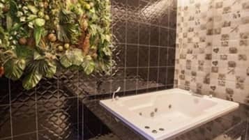 Deluxe Jacuzzi | Minibar, free WiFi