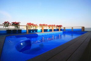 Außenpool, Sonnenschirme, Liegestühle