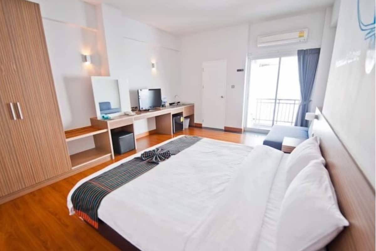 Deluxe-Einzelzimmer, Balkon (Deluxe Balcony with Breakfast) | Zimmersafe, Schreibtisch, kostenloses WLAN